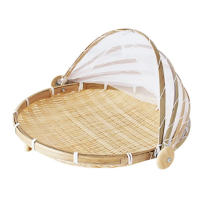 Panier en bambou avec moustiquaire